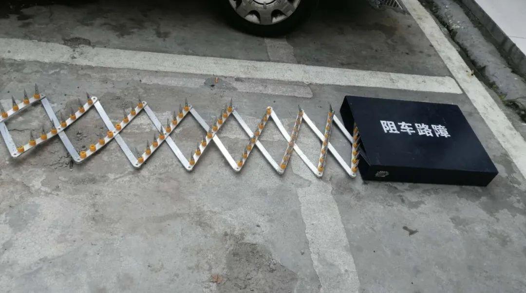 駕駛?cè)俗眈{強(qiáng)行沖卡，池州交警巧用破胎器成功攔截